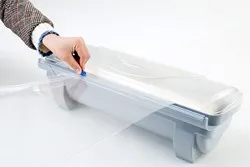 Устройство за пакетиране на храни със стреч фолио и нож за прерязване